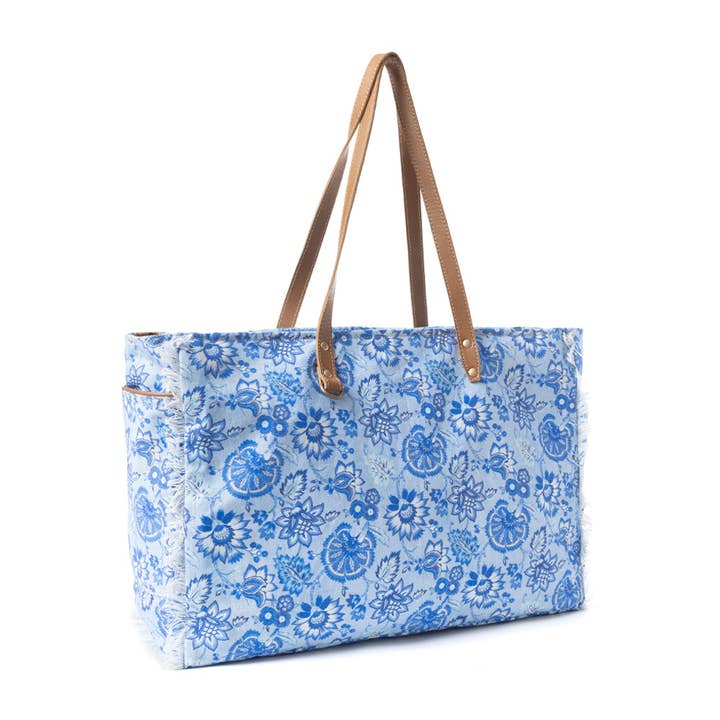 Delft Garden Weekender Bag blue has an 11" handle