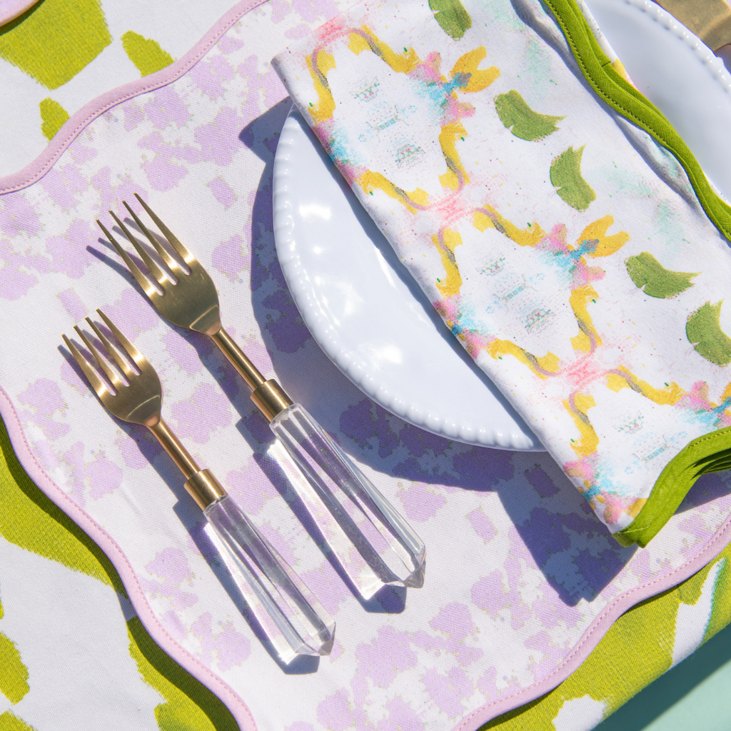 Mosaic Lavender Scalloped Placemats with Dogwood Scalloped Dinner Napkin